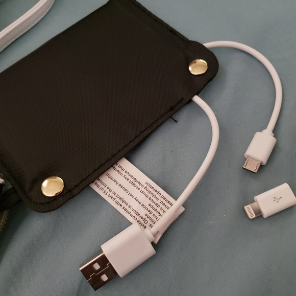 Liz Claiborne White Wristlet w/Built-In Charger NEW - Picture 4 of 10